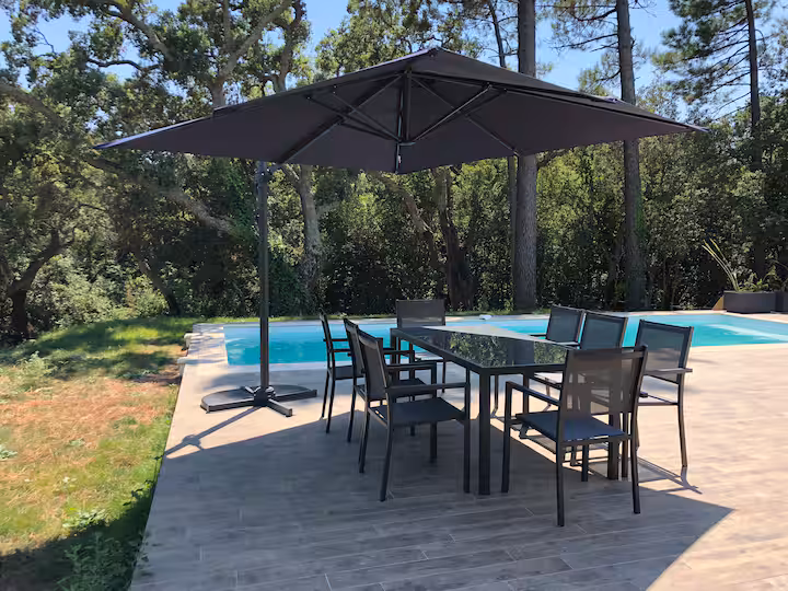 Espace repas extérieur au bord de la piscine