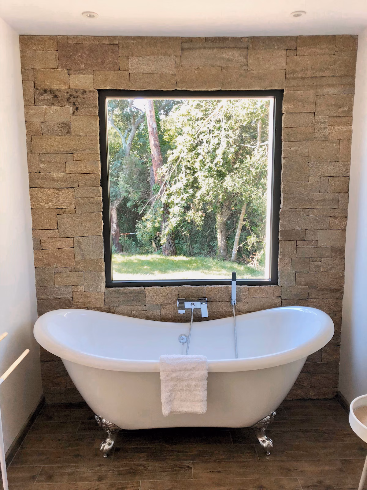 Salle de bain en pierre · Villa Avvenenza, Porto-Vecchio