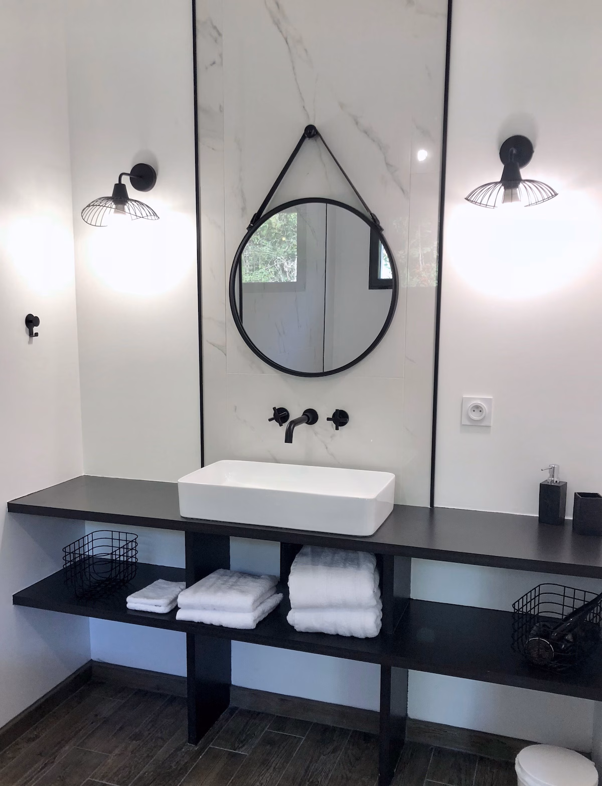 Salle de bain noir & blanc · Villa Avvenenza, Porto-Vecchio