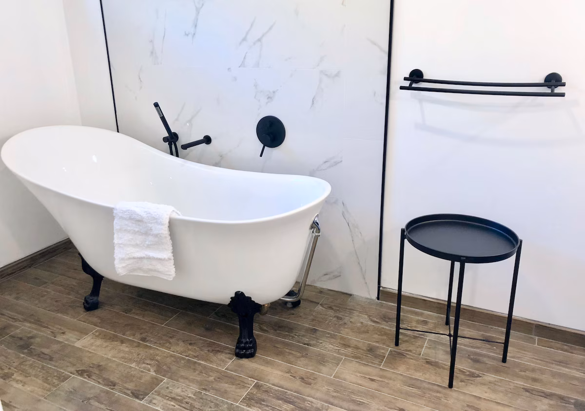 Salle de bain noir & blanc · Villa Avvenenza, Porto-Vecchio